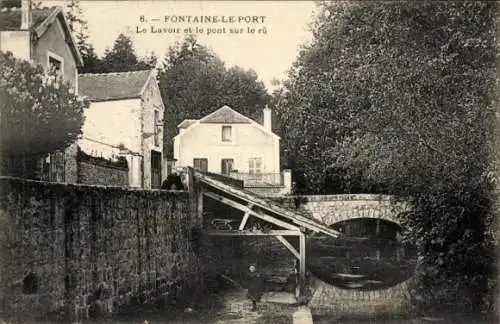 Ak Fontaine le Port Seine et Marne, le Lavoir, pont sur le ru