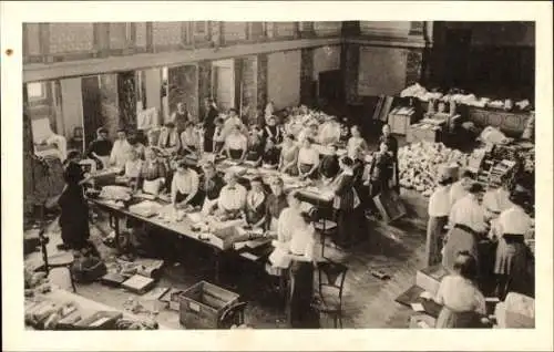 Ak Magdeburg an der Elbe, Im Wollbüro des Roten Kreuzes, Frauen bei der Arbeit, Pakete, Kleidung