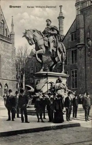 Ak Bremen, Passanten vor dem Kaiser Wilhelm Reiterdenkmal