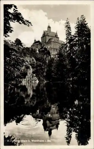 Ak Kriebstein Kreis Mittelsachsen, Blick übers Wasser auf die Burg