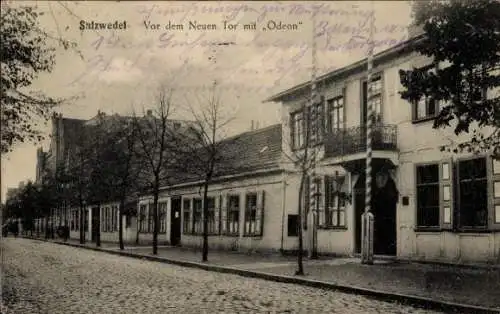 Ak Salzwedel in der Altmark, Vor dem Neuen Tor mit Odeon