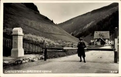 Ak Gries am Brenner in Tirol, Grenzstein, Brennergrenze