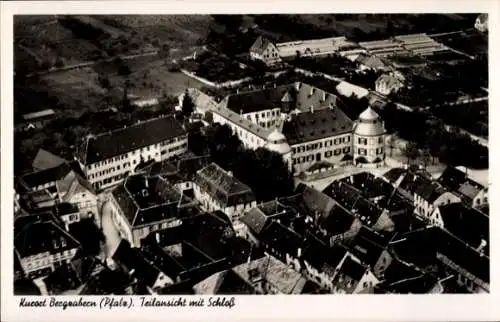 Ak Bad Bergzabern Pfalz, Fliegeraufnahme der Stadt mit Schloß