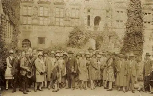 Ak Gruppenfoto der Menschen, Touristen, Frauen, Männer, Gebäude