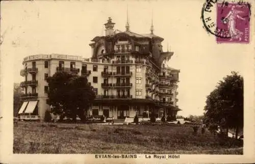 Künstler Ak Évian les Bains Haute Savoie, Le Royal Hotel