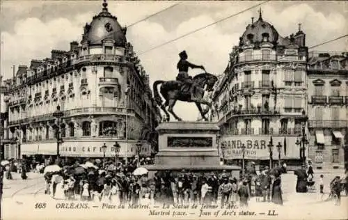 Ak Orléans Loiret, Place du Martroi, Statue de Jeanne d'Arc, Cafe, Bar