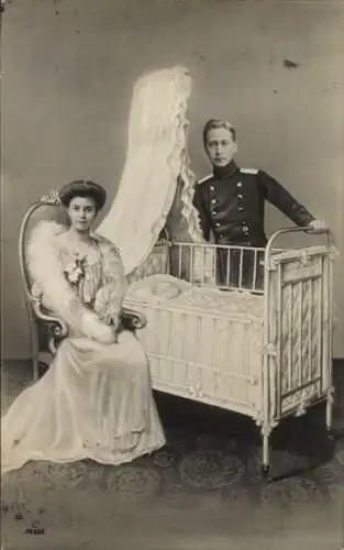 Ak Kronprinz Wilhelm von Preußen und Kronprinzessin Cecilie, Wiege von Prinz Wilhelm