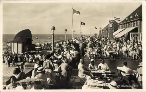 Ak Westerland auf Sylt, Terrasse, Menschen, Fahnen, Nordsee