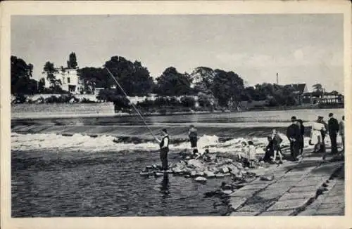 Ak Cracau Magdeburg, Angler am Cracauer Wasserfall, Wehr