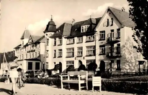 Ak Ostseebad Kühlungsborn, Ferienhaus Schwerin, Gesamtansicht von der Uferpromenade gesehen