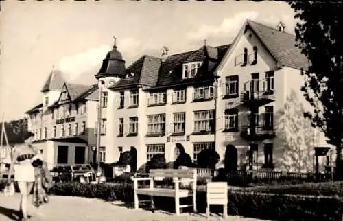 Ak Ostseebad Kühlungsborn, Ferienhaus Schwerin, Gesamtansicht von der Uferpromenade gesehen