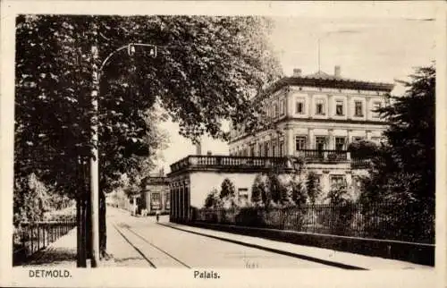 Ak Detmold in Nordrhein Westfalen, Straßenpartie am Palais