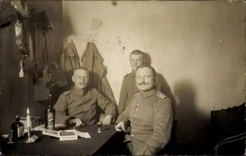 Foto Ak Deutsche Soldaten in Uniformen, Zigarren, Schnapsflaschen