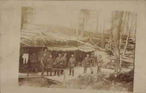 Foto Ak Deutsche Soldaten in Uniformen und Stahlhelmen, I WK