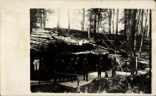 Foto Ak Deutsche Soldaten in Uniformen und Stahlhelmen, I WK