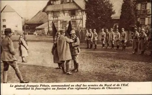 Ak Le general francais Petain remettant la fourragere au fanion d'un regiment francais de Chasseurs