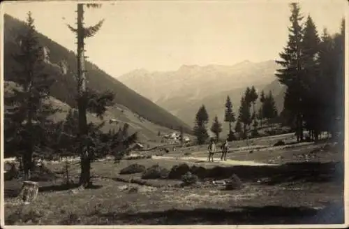 Foto Ak Tal in Tschechien?, Zwei Wanderer in Berglandschaft