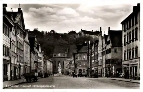 Ak Landshut in Niederbayern, Neustadt mit Kriegerdenkmal