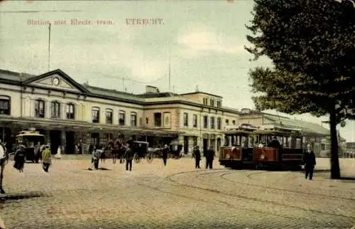 Ak Utrecht Niederlande, Bahnhof mit elektr. Straßenbahn