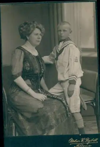 Kabinett Foto Hamburg Altona, Frau und Junge im Matrosenanzug, Portrait