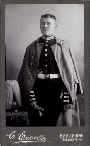 Kabinett Foto Berlin, Deutscher Soldat in Uniform