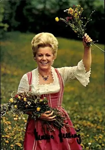 Ak Schauspielerinnen und Sängerin Maria Hellwig, Portrait, Blumenwiese, Tracht, Autogramm