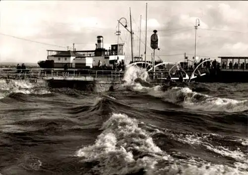 Ak Hamburg Altona Blankenese, Landungsbrücke bei Sturm