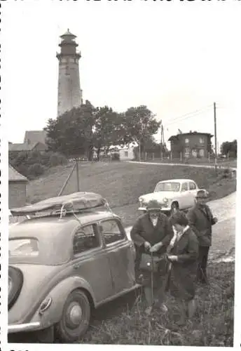 Foto Ak Arkona Putgarten auf Rügen, Kap Arkona, Straße zum Leuchtturm, Auto, Familie