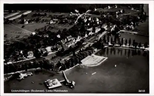 Ak Unteruhldingen Uhldingen Mühlhofen am Bodensee, Fliegeraufnahme, Pfahlbauten