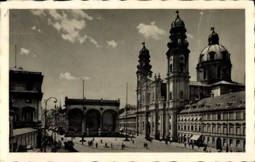 Ak München, Odeonsplatz, Feldherrnhalle, Theatinerkirche