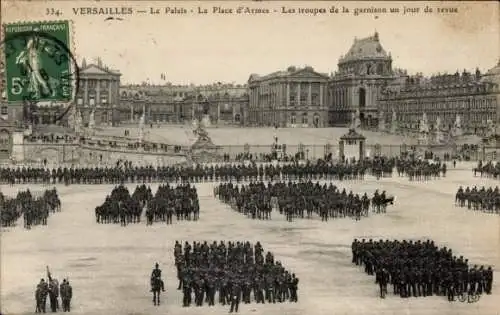 Ak Versailles Yvelines, Palais, Place d'Armes, Les troupes de la garnison un jour de revue