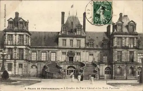 Ak Fontainebleau Seine et Marne, Palais, L'Escalier du Fer a Cheval, les Trois Pavillons