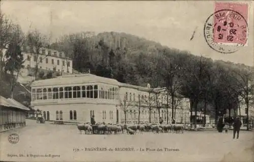 Ak Bagnères de Bigorre Hautes Pyrénées, La Place des Thermes