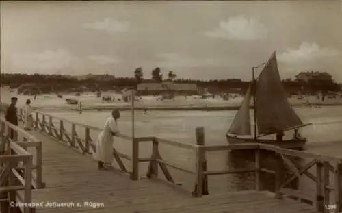 Ak Juliusruh Breege auf Rügen, Steg, Strand, Segelboot