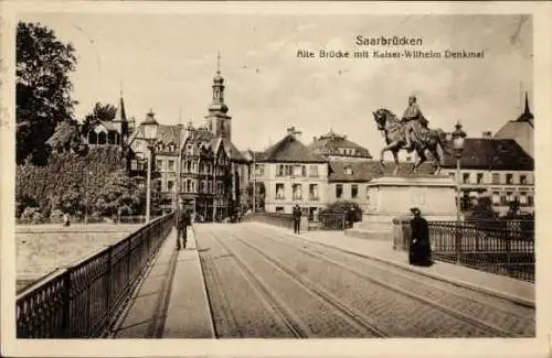 Ak Saarbrücken im Saarland, alte Brücke mit Kaiser Wilhelm Denkmal, Gleise