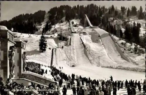 Ak Garmisch Partenkirchen in Oberbayern, Olympia-Skistadion, Winteransicht, Zuschauer