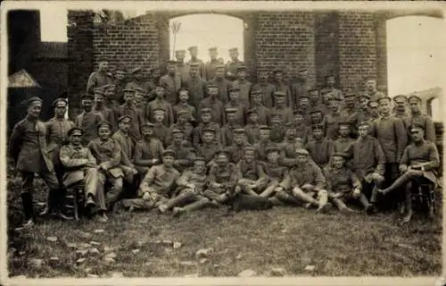 Foto Ak Deutsche Soldaten in Uniformen, Res. Ers. Inf. Rgt., I WK