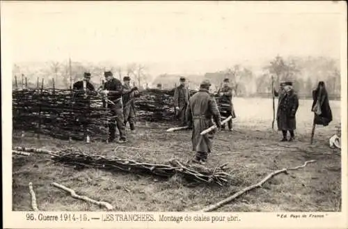 Ak Les Tranchées, Montage von Schirmen für Unterkünfte, französ. Soldat, Schützengraben, I. WK