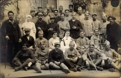 Foto Ak Verwundete französische Soldaten mit Krankenschwestern, Gruppenaufnahme, Lazarett