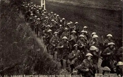 Ak London Scottish going into their trenches, Britische Soldaten, Daily Mail