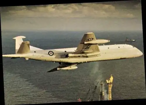 Ak Britisches Kampfflugzeug Hawker Siddeley Nimrod MR1, XV262, Erdöl-Bohrinsel in der Nordsee