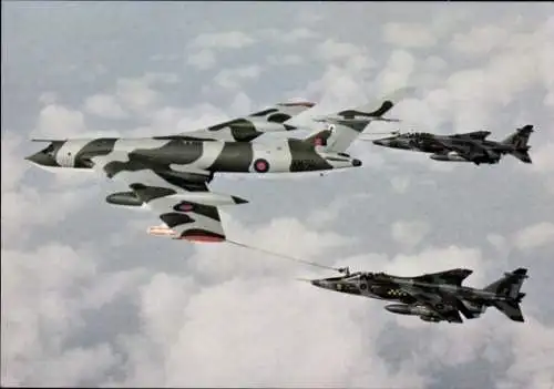 Ak Britische Kampfflugzeuge Handley Page Victor K Mk.2, Victor XM715, betankt Jaguar Kampfflugzeuge