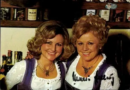 Ak Sängerinnen Maria und Margot Hellwig aus Reit im Winkl, Portrait, Autogramme