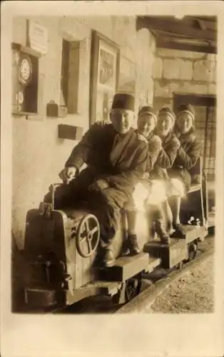 Foto Ak Salzburg, Frauen und Mann fahren Bergbahn, Lokomotive