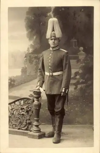 Foto Ak Deutscher Soldat in Uniform, Paradehelm mit Aufsatz