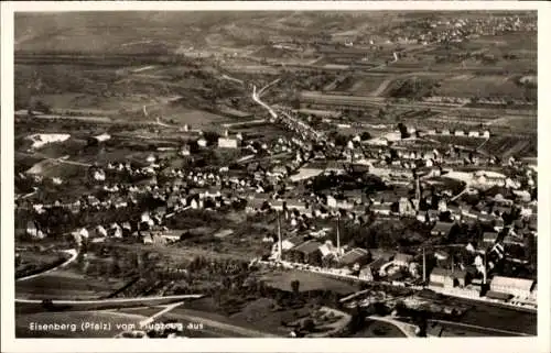 Ak Eisenberg in der Pfalz, Fliegeraufnahme vom Ort