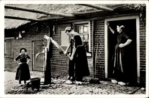 Ak Nunspeet Gelderland, Boerderij, Volkstrachten