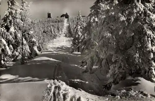 Ak Oberwiesenthal im Erzgebirge, Fichtelberg, Fichtelbergstraße, Winteransicht