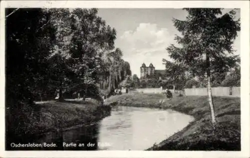 Ak Oschersleben an der Bode, Partie an der Bode, Blick zur Kirche, Grünanlagen