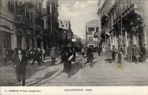 Ak Thessaloniki Griechenland, Straßenpartie 1916, Passanten